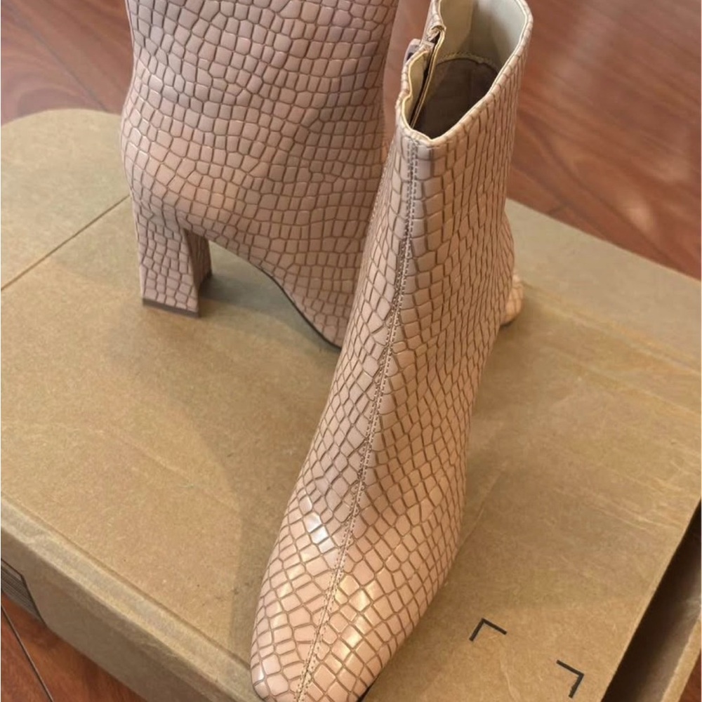 Elegant Croc-Embossed Ankle Boots - Light Pink